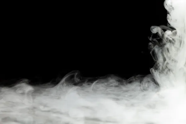 Dichter Rauchrahmen isoliert auf schwarz — Stockfoto