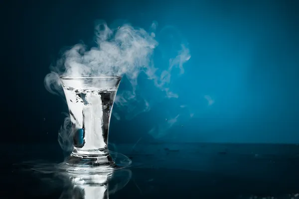 Schnapsglas Wodka mit Eisdampf — Stockfoto