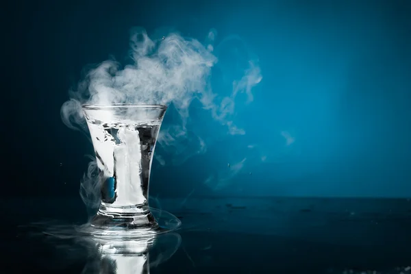 Vidro tiro de vodka com vapor de gelo — Fotografia de Stock