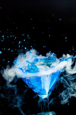 Mavi splash ve buz buharı ile kokteyl