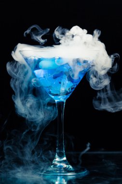 Mavi splash ve buz buharı ile kokteyl