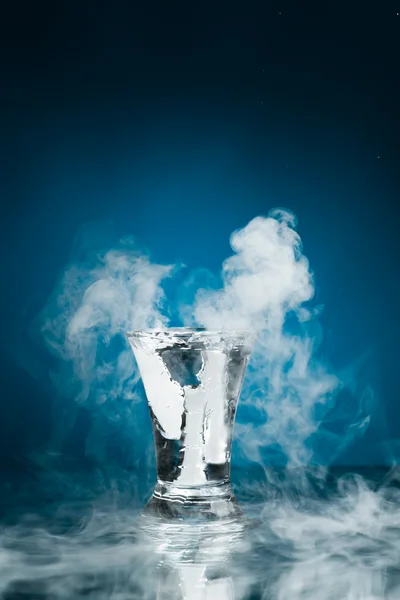 Snapsglas vodka med is ånga — Stockfoto