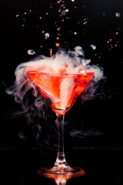 Cocktail vermelho com respingo e vapor de gelo — Fotografia de Stock