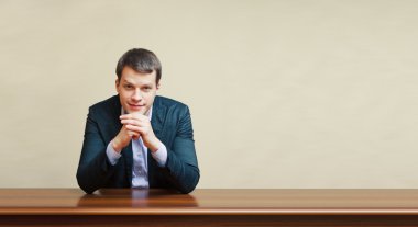 Masa üzerinde iş adamı