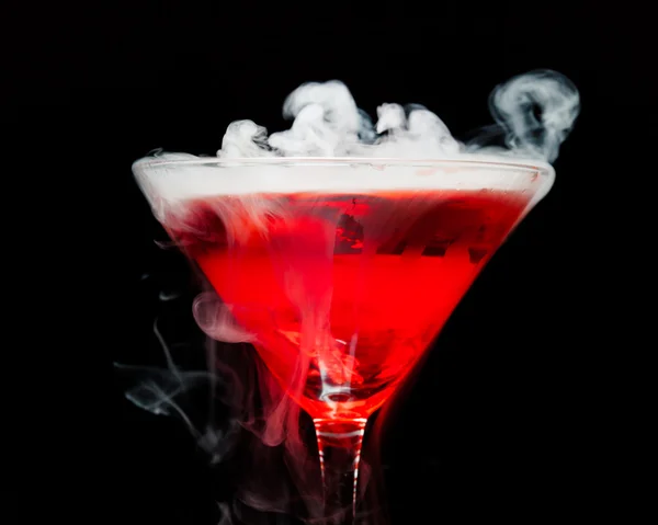 Cocktail rouge avec vapeur de glace — Photo