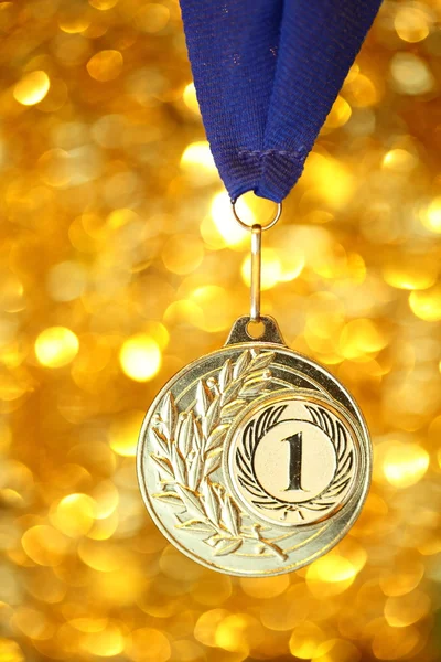 Золота медаль на блискучому фоні — стокове фото