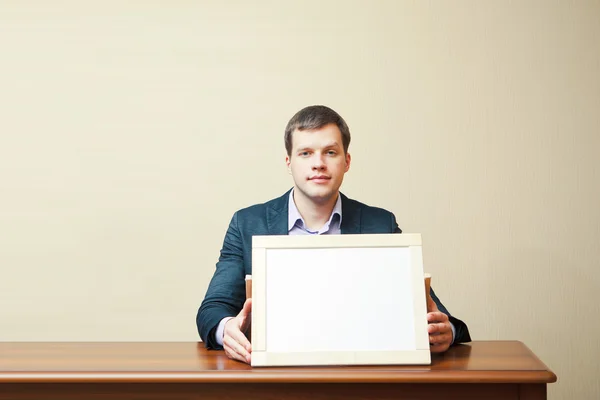 Zakenman op een bureau — Stockfoto