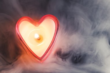 Yanan Mum kalp yoğun sis içinde
