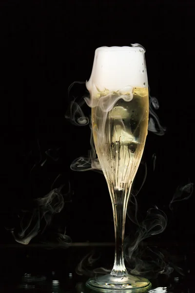 Flauta de champán con vapor de hielo — Foto de Stock