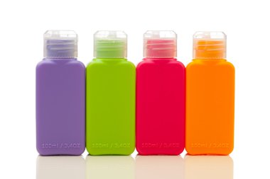 çok sayıda renk plastik şişeler