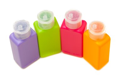 çok sayıda renk plastik şişeler