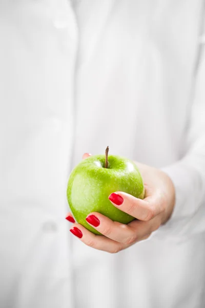 Groene appel in de hand — Stockfoto