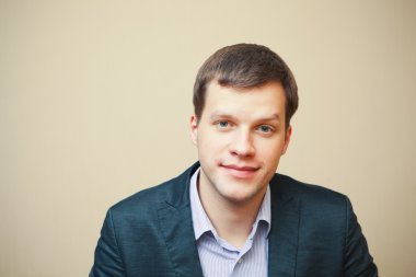 Masa üzerinde iş adamı