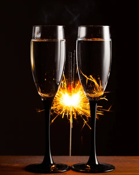 Bicchieri di champagne contro sfondo scintillante Natale — Foto Stock