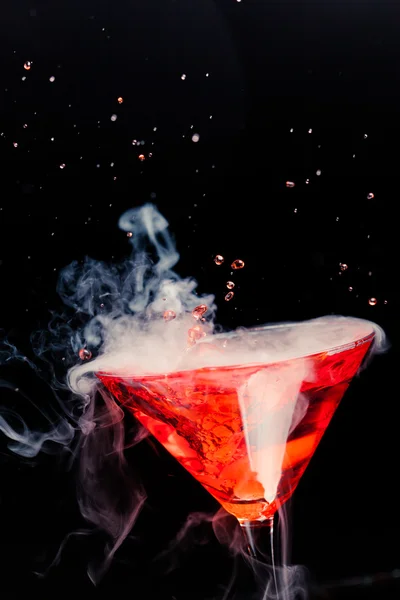 红色鸡尾酒溅水和冰的蒸气 — 图库照片