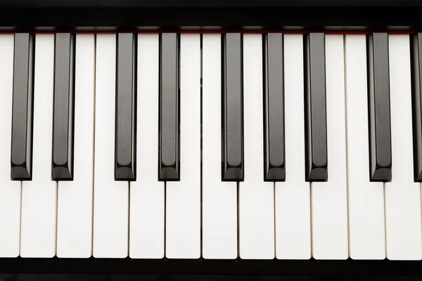 Grand piano ebbenhouten en ivoren toetsen — Stockfoto