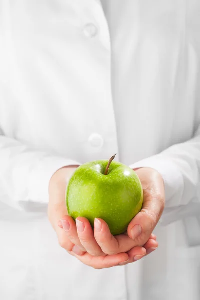 Groene appel in handen, witte achtergrond — Stockfoto