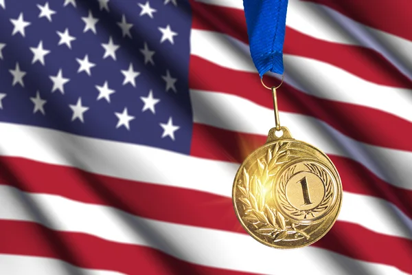 Gyllene medaljen mot usa flagga bakgrund — Stockfoto