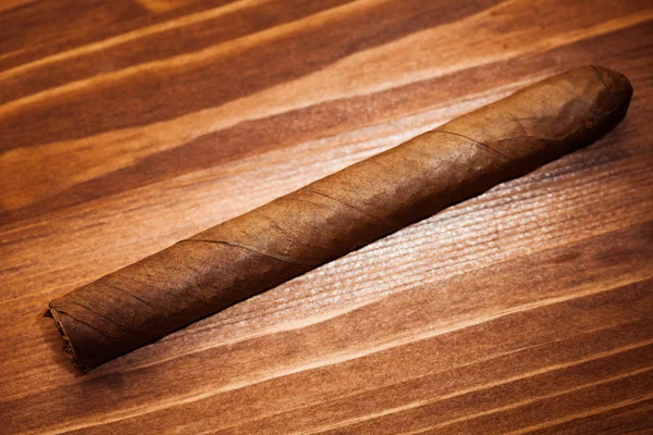 Cigar on wooden background — Stock Photo, Image