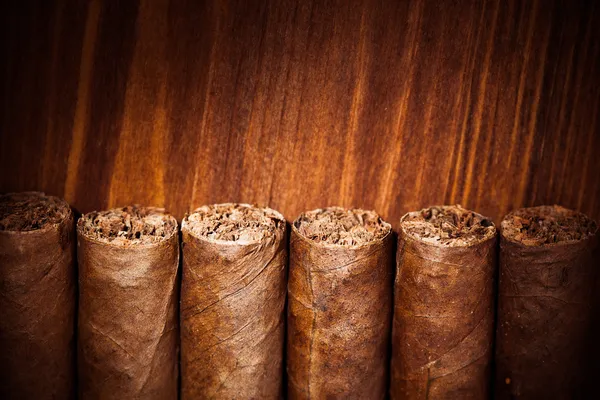 Сигары на деревянном фоне — стоковое фото