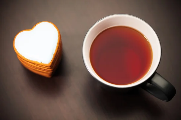 Coeur de biscuit et tasse de thé — Photo