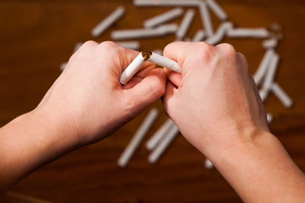 Manos rompiendo un cigarrillo —  Fotos de Stock