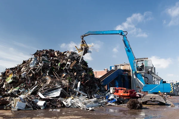 Metal scrap loading machine — Stock Photo, Image