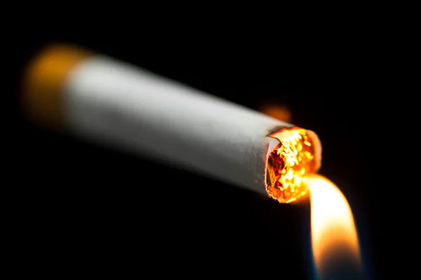 Lighting up a cigarette — Stock Photo, Image