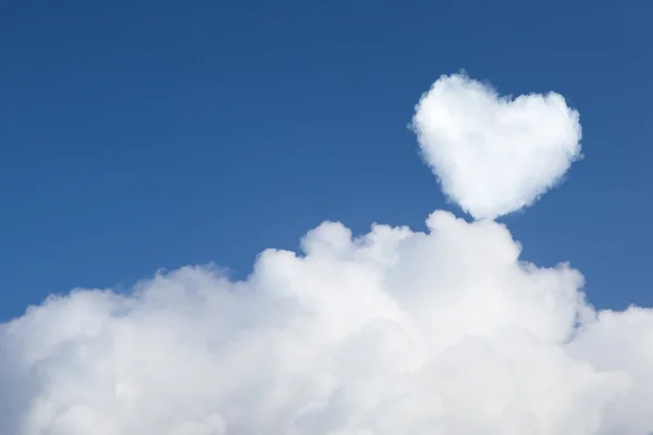 Nube en forma de corazón en el cielo — Foto de Stock