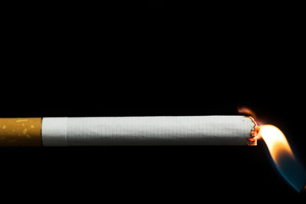 Verlichting van een sigaret — Stockfoto