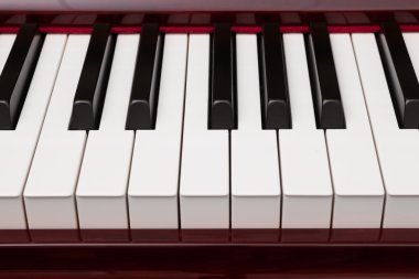 Kırmızı piyano tuşları abanoz ve Fildişi