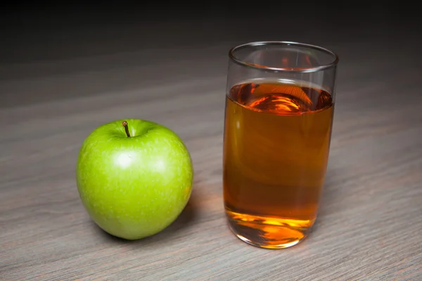 Apple juice a zelené jablko — Stock fotografie