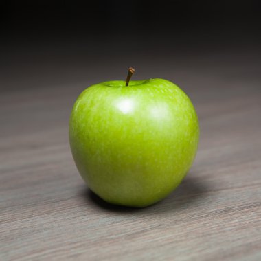 Granny smith yeşil elma ahşap arka plan