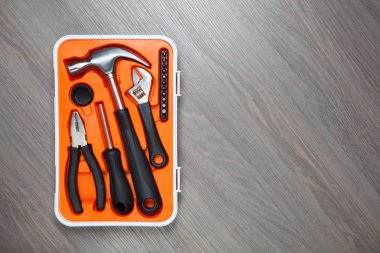 Turuncu araç kutusu ahşap arka plan