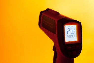 Turuncu arka plana karşı Kızılötesi Lazer termometre