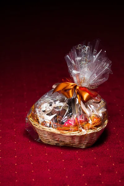 Panier cadeau sur fond rouge — Photo