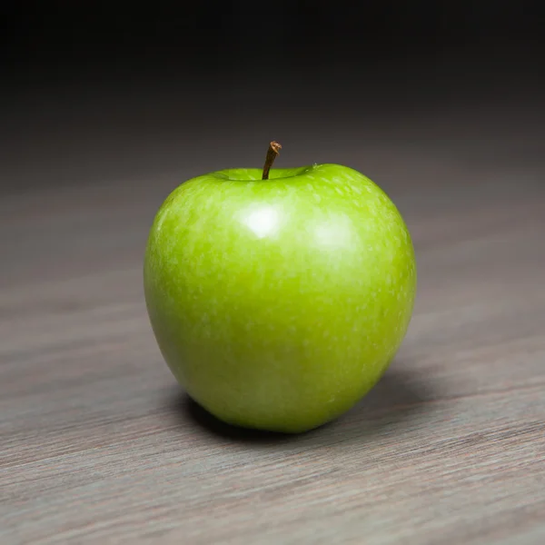 Granny smith zelené jablko dřevěné pozadí — Stock fotografie