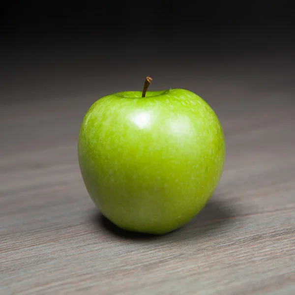 Abuela herrero manzana verde sobre fondo de madera — Foto de Stock