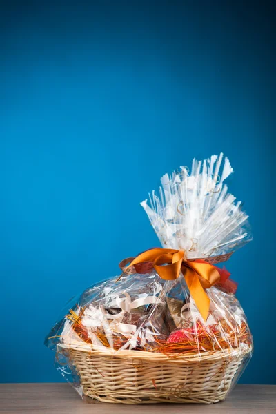 Cesta de presente contra fundo azul — Fotografia de Stock