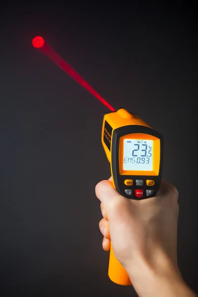 Infrarot-Laserthermometer in der Hand — Stockfoto