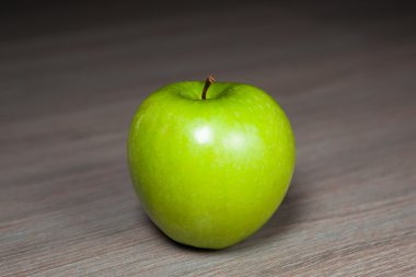 Granny smith yeşil elma ahşap arka plan