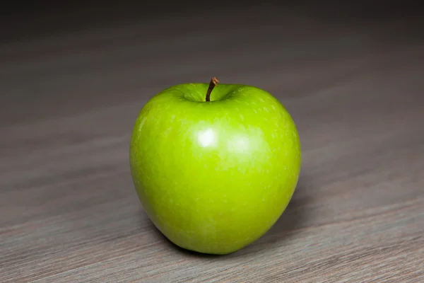 Granny smith zelené jablko dřevěné pozadí — Stock fotografie