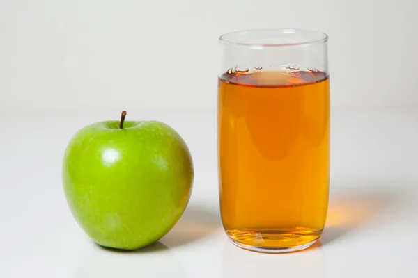 りんごジュース、緑のりんご — ストック写真
