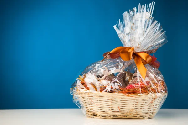 Cesta de presente contra fundo azul — Fotografia de Stock