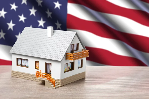 Classic house against USA flag background — Stock Photo, Image