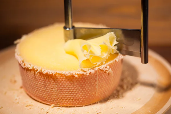 瑞士奶酪 girolle 刀 — 图库照片