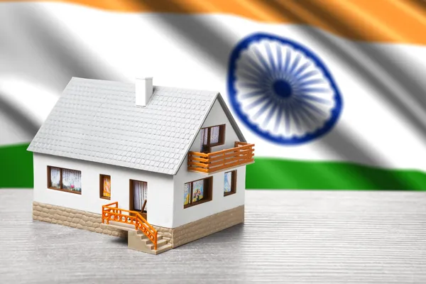Casa clássica contra fundo bandeira indiana — Fotografia de Stock