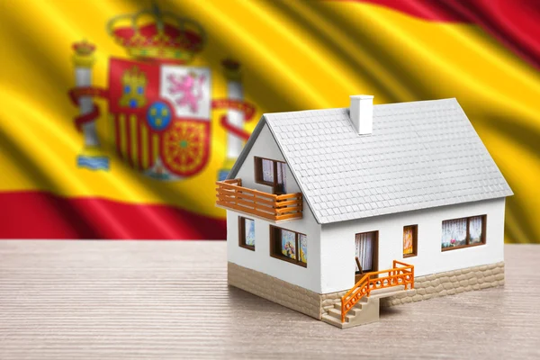 Классический дом на фоне испанского флага — стоковое фото