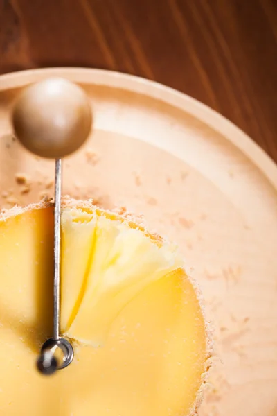 Сніговий сир з ножем для джипа — стокове фото
