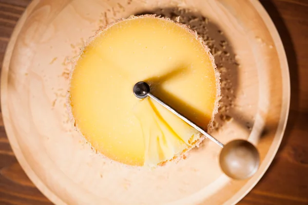 Schweizer Käse mit Riesenmesser — Stockfoto